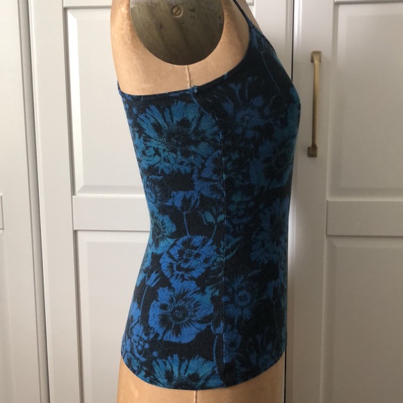 Blue flower motif tank. - Picture 2 of 4